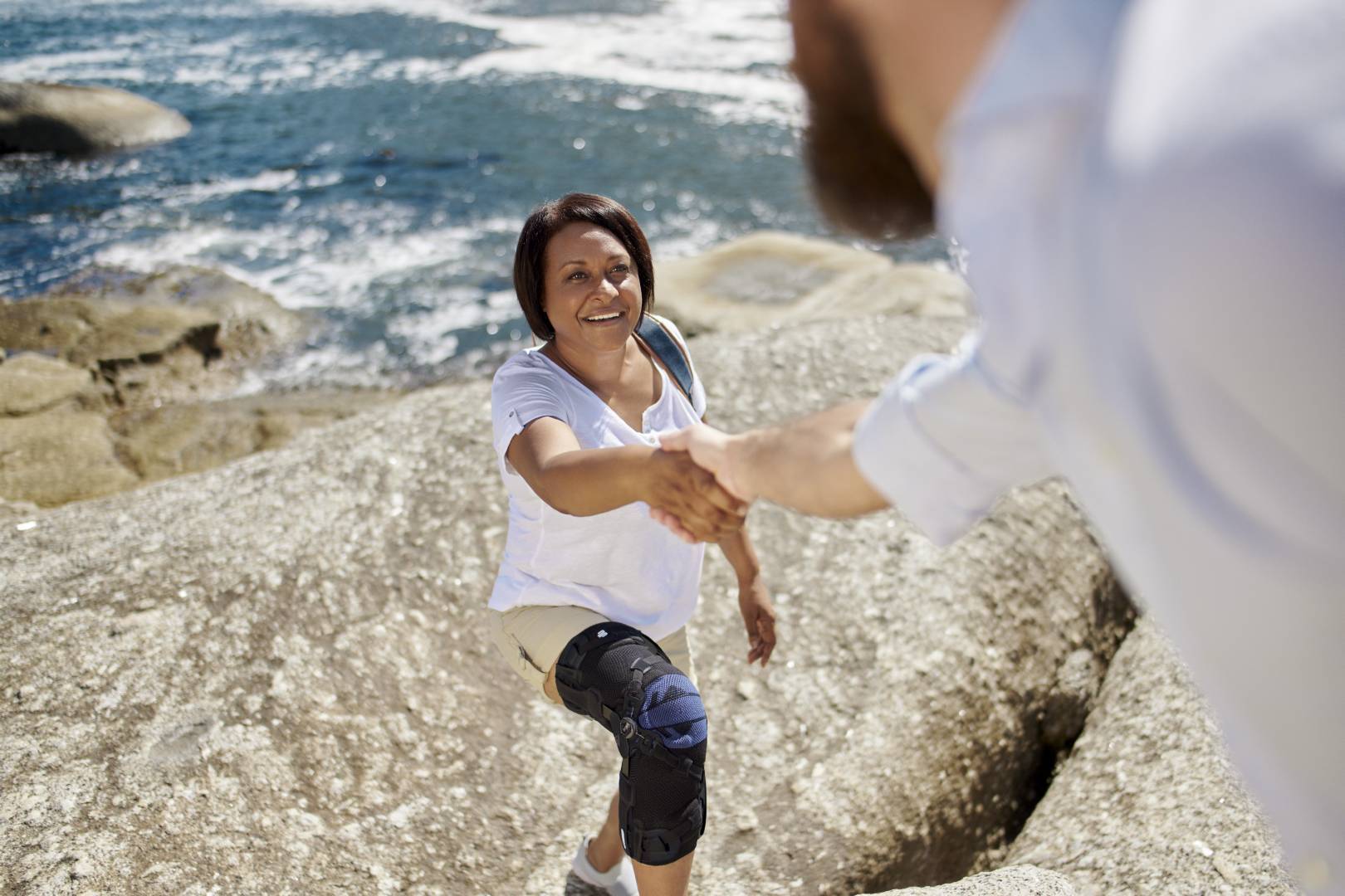 genutrainOA-knee-support-bauerfeind-beach